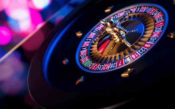 Adults only responsible gaming message beside tkbet live casino content